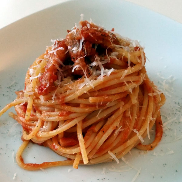 Spaghetti e Sugo all&amp;#39;Amatriciana un Classico della Cucina Italiana