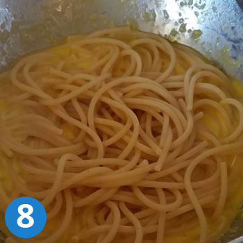 pasta alla carbonara mescolare spaghetti uovo e pecorino